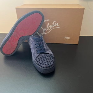 Christian Louboutin - Säljer nu mina Christian Louboutins. Skorna är i skick 8/10. Skorna passar både 42 och 43. Allt på bilderna följer med, har tyvärr inte kvitto. Öppen för byten. Fråga om det är något ni undrar. Lägg gärna prisförslag. ÄKTA