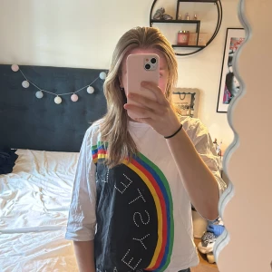Stella Mc Cartney T-shirt - Säljer denna jättefina T-shirt från Stella Mc Cartney! Den är i fint skick! Ärmarna är trekvartslånga. Tröjan är i storlek 14 år men passar som en XS. ❤️💛💚💙🖤Pris kan diskuteras!!! 