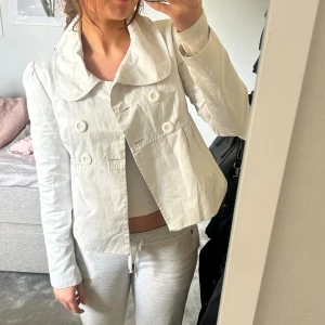Vit sommar/vårjacka - Assöt vit sommar/vårjacka!!💖