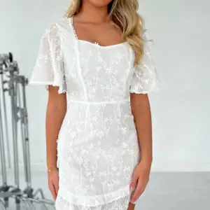 En vit klänning, perfekt till studenten. Sälja på grund av att den va något stor på mig, helt ny, bara testad. Lappen sitter kvar.❤️ 