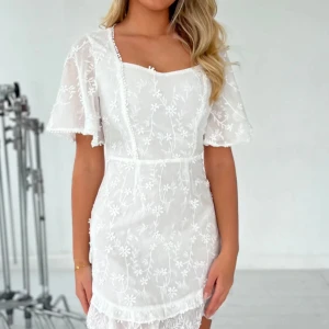 LILY BEE WHITE LACE DRESS - En vit klänning, perfekt till studenten. Sälja på grund av att den va något stor på mig, helt ny, bara testad. Lappen sitter kvar.❤️ 