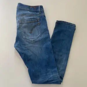Säljer ett par Dondup George jeans i färgen blå med lite slitningar på knäna . Storlek 32 och är skick 9/10, fel fria. Vid frågor och funderingar är det bara att kontakta, Mvh Elephant Closet!