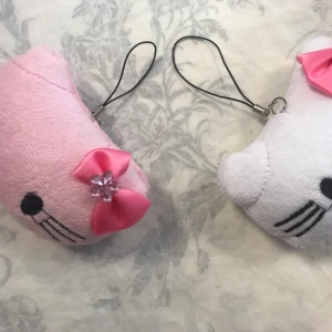 2st Hello Kitty Hängsmycke  - Finns fler kvar  29kr/st  Helt ny 