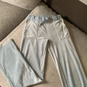 Juicy couture byxor,  - Jag säljer dem här för att dem inte passar längre. Materialet är bra och inte så urtvättat men dem saknar en knapp och metall grejerna som ska sitta på snörena vid midjan, kontakta för frågor eller fler bilder 