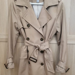 Trench coat från H&M - Köpt för 1 och halv år sen , perfekt skick 💯❤️