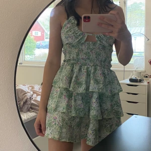 Blommig klänning  - Blommig klänning som går att ändra vid banden, använd en gång🌸