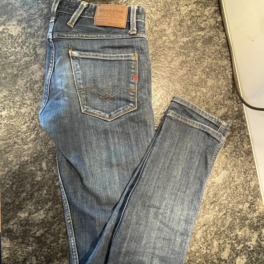 Stilrena Replay jeans. Säljer p.g.a att dom är för små. Skick 8,5/10. Storlek 29/34.  Har du någon fråga så svarar jag gärna i dm😁 . Jeans & Byxor.