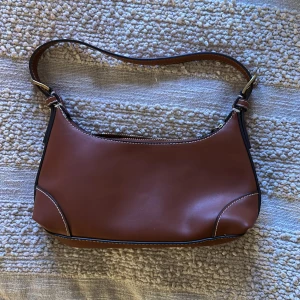 Brun mini väska - Använd fåtal gånger, perfekt liten vardagsväska 