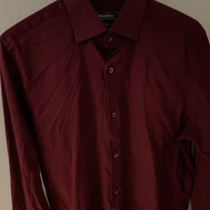 Vinröd skjorta dressman - Bra skick. Storlek M (39/40).