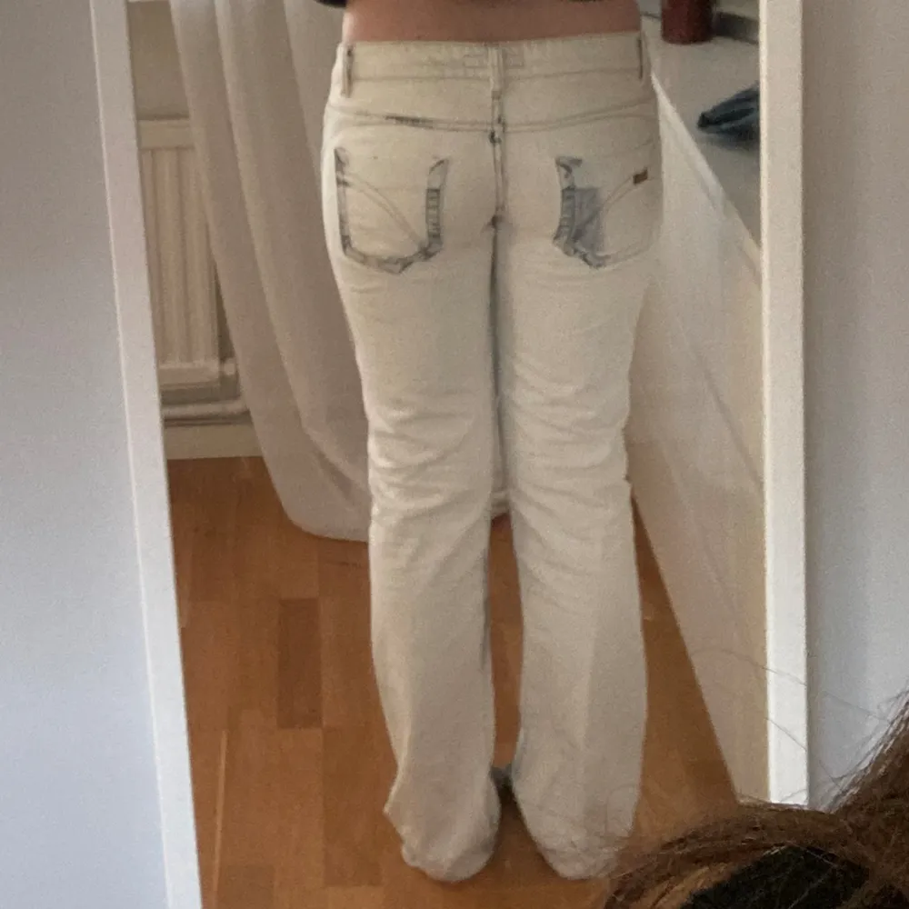 Mönstrade/flerfärgade jeans från märket ”Killah” som inte riktigt är min storlek. Jag har vanligtvis 28/32 (är 168 cm) i jeans, dessa är i storlek 30🌸. Jeans & Byxor.