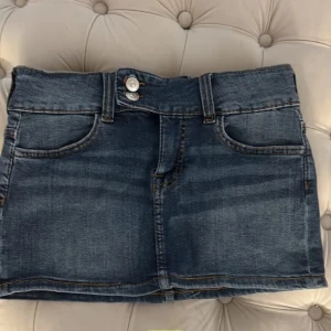 Jeanskjol - Säljer denna as snygga jeanskjolen som tyvärr är för liten! Bilderna är lånade!! 