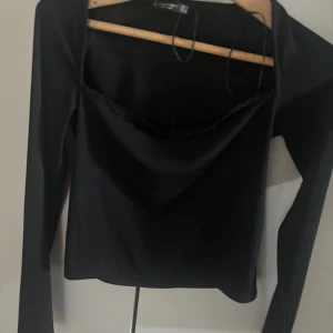 Svart tröja - gullig svart tröja med spets vid bysten.  storlek L men passar som M Finns även 2 likadana tröjor fast i blå och rosa (se sista)