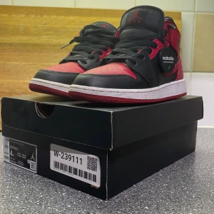 Jordan 1 mid storlek 36 - Tjenare, dessa har jag endast använt 3-4 gånger och det är i mycket bra skick