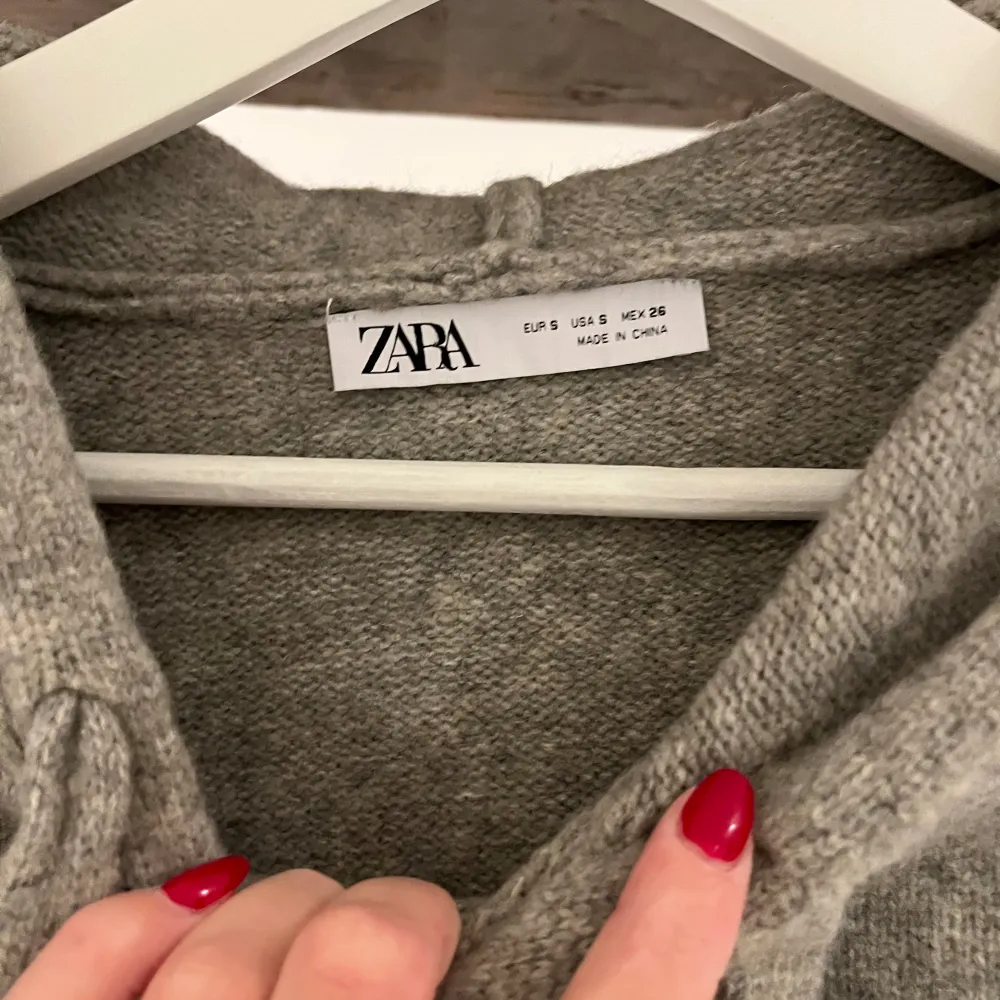 Stickad hoodie från Zara  150kr. Tröjor & Koftor.