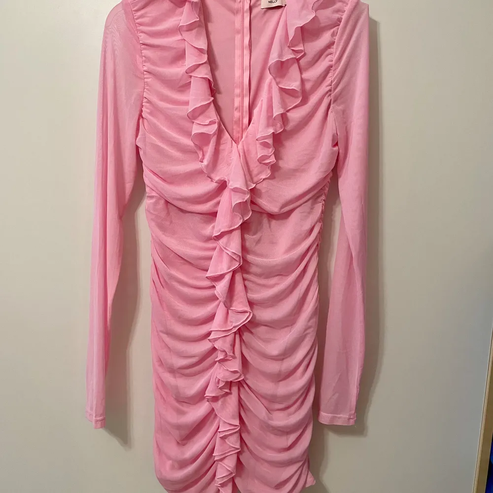 Väldigt fin rosa klänning i storlek M, den är använd en gång och därför i väldigt fint skick och hittar inget att anmärka på.  . Mekot.