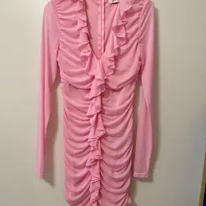 Väldigt fin rosa klänning i storlek M, den är använd en gång och därför i väldigt fint skick och hittar inget att anmärka på.  