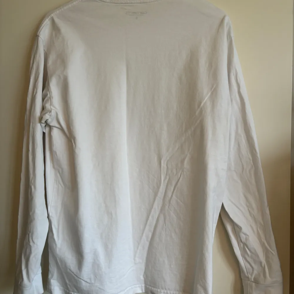 En schysst långärmad carhartt t shirt som inte fått någon användning senaste tiden. Nypris är ca 900.  väldigt fint skick!. T-shirts.