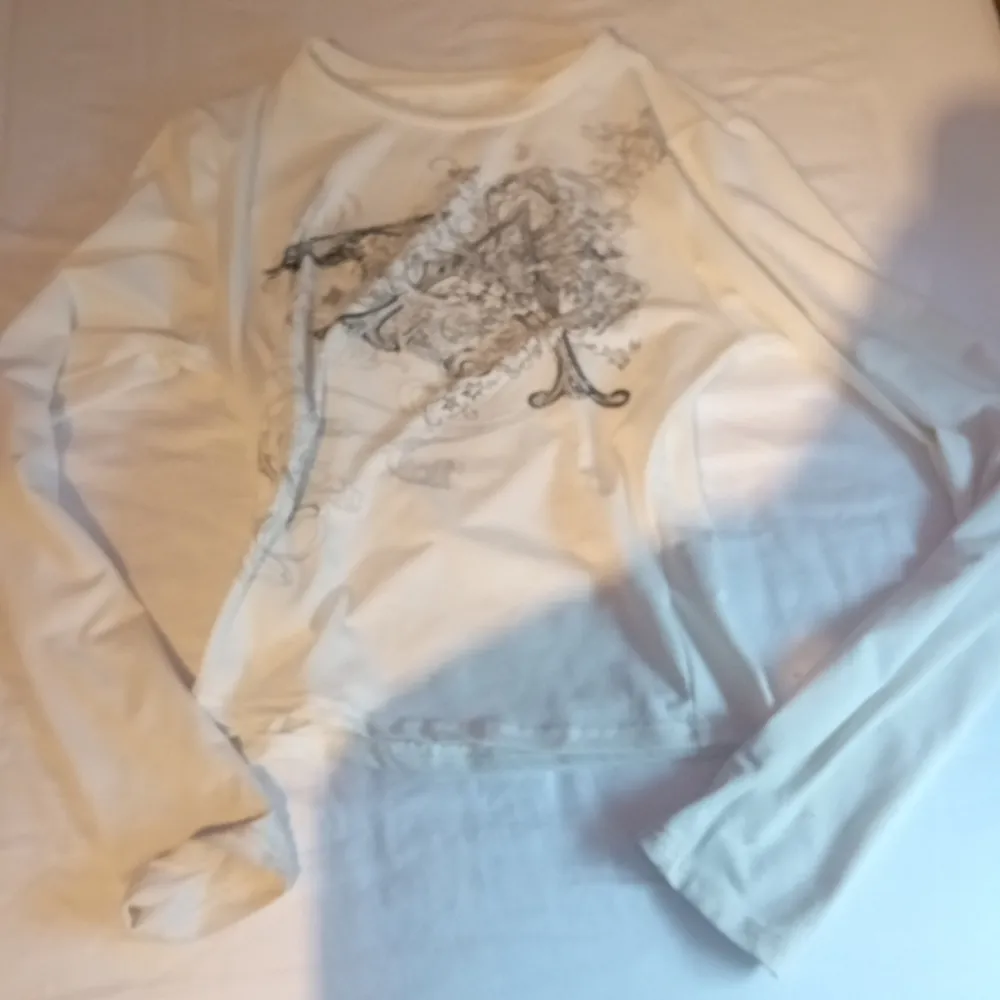 Fin y2k grunge vintage vit tröja med tryck, Andvänt skick💗. Tröjor & Koftor.