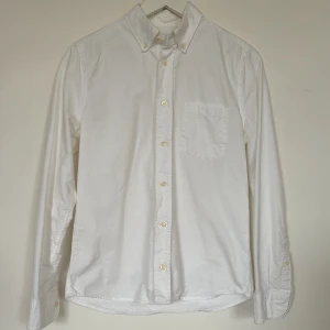 Asket oxfordskjorta vit - Vit oxfordskjorta från Asket i storlek XS, short. Sparsamt använd i mycket gott skick