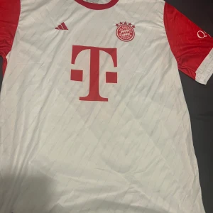 Bayern München t shirt - Säljer för den är alldeles för stor använd 1 gång. Helt som ny storlek Xl men passar L 