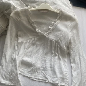 Söt blus - Storleken är M men den passar mig som är S❤️
