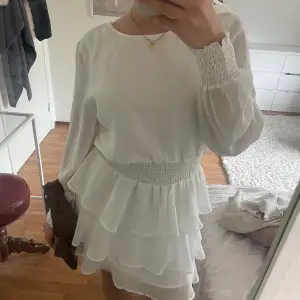 vit klänning med volanger perfekt till sommar och student !!! 