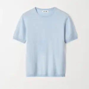 Säljer denna ljusblå soft goat tshirt. Sparsamt använd ( inte så nopprig osv ). Den har ett litet litet hål vid axeln, därav bra pris. Nypris 1700kr 🩵