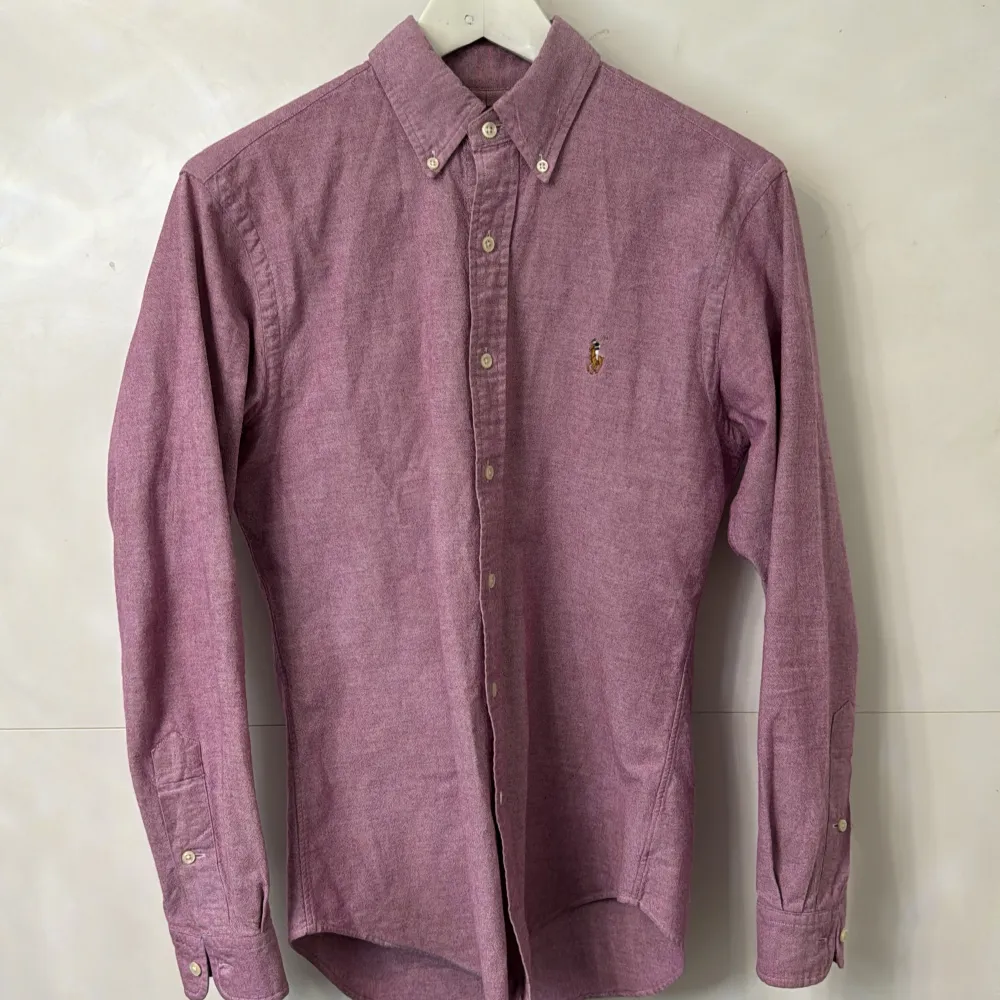 Använd Äkta Polo Ralph Lauren skjorta i toppskick 10/10. Storlek S Slim Fit Stretch Oxford. 650 kr. Skjortor.