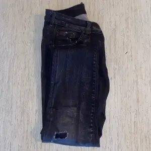 Dsq2 jeans äkta i storlek 52