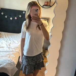 Kjol - Säljer denna fina kjolen från Gina Young!!! Säljer den då den inte kommer till användning längre. Den är i väldigt fint skick. Jättefin att även använda som en topp. Den är i storlek 158/164 men passar som en XS/S. 🤍🖤Pris kan diskuteras!!!