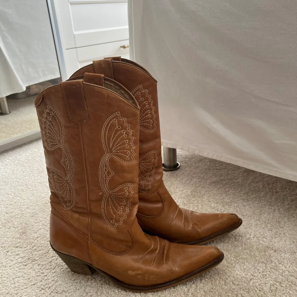 Supersnygga cowboy boots från sixtyseven, vintage och fint skick. Äkta läder.. Skor.