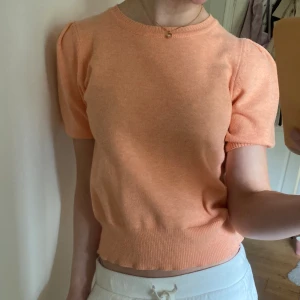 Stickad t-shirt - Orange stickad t-shirt från b.Young. Använd 1 gång, så fint skick! Storlek S! Skriv för fler bilder🙌💕