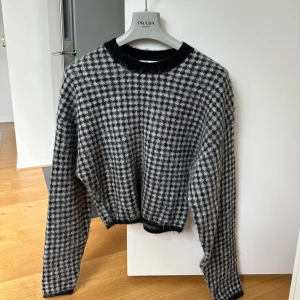 & Other Stories - Stickad Cropad Tröja - Stickad tröja i cropad passform, långa ärmar. Otroligt skönt material. 