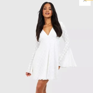 Studentklänning - (Pris kan diskuteras!) Super fin Långärmad Studentklänning! Köpt förra året till studenten men är inte använd och har lappen kvar. Den är även slut i lager på boohoo!