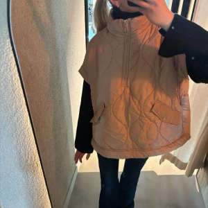 Quiltad cape - Sjukt fin quiltad cape från märket Sawit First, liknar den populära från h&m💕 använd en gång