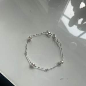 Jätte fint armband från guldfynd med pärlor och ”diamanter”💗stearling silver
