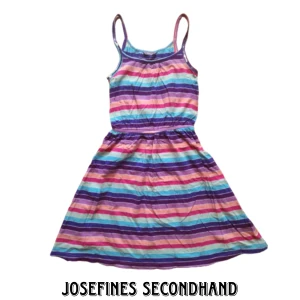 Randig y2k regnbågsklänning - Randig färgglad klänning från Lindex. Har lila paljetter på kragen och axelremmarna. Är av mjuk och strechigt material