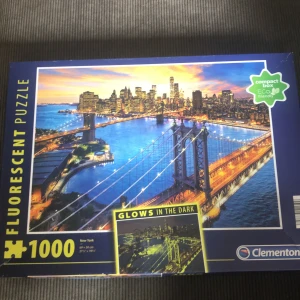 Pussel  - Ett pussel med 1000 pusselbitar jätte roligt att gör med nån vän men har inte mer plats,köpt dyr men kan sälja billigt för har ingen mer plats återigen men kan sälja för vad som nästan och det blir ett jätte fint resultat i slutet en bild över NYC! 