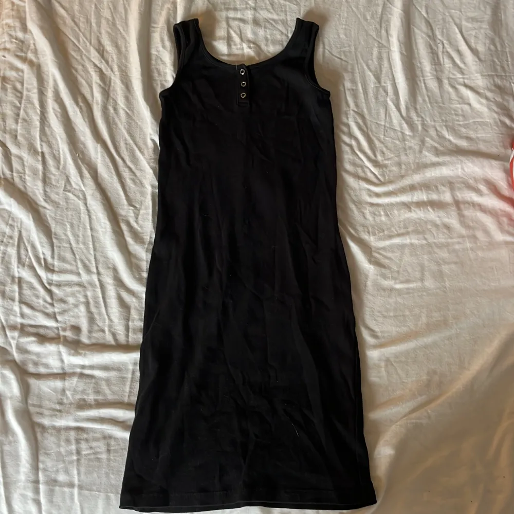 Säljer denna svarta klänning i 170 för att den inte kommer till andvändning.. Klänningar.