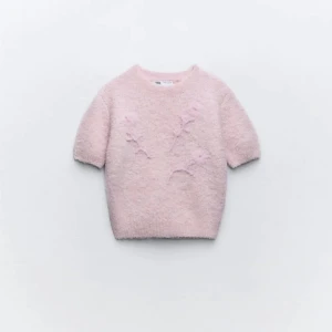 Stickad t-shirt - Rosa stickad t-shirt med söta broderier från zara i storlek M 💕 passar mig som har XS-S. Använd en gång. Diskuterbart pris