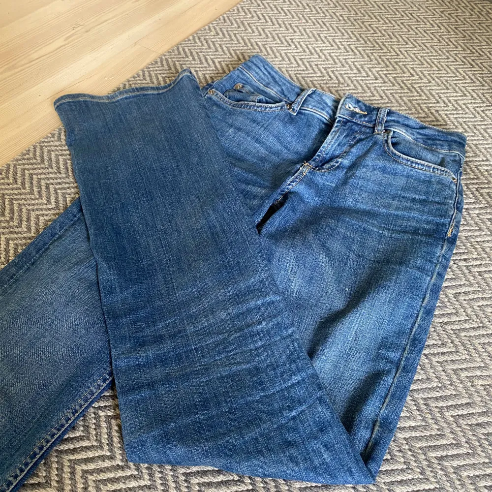 Jag säljer mina bootcut jeans från zara då dom blivit för små! Jätte fint skick och jag skulle säga att dom passar dig som är 160cm lång . Jeans & Byxor.