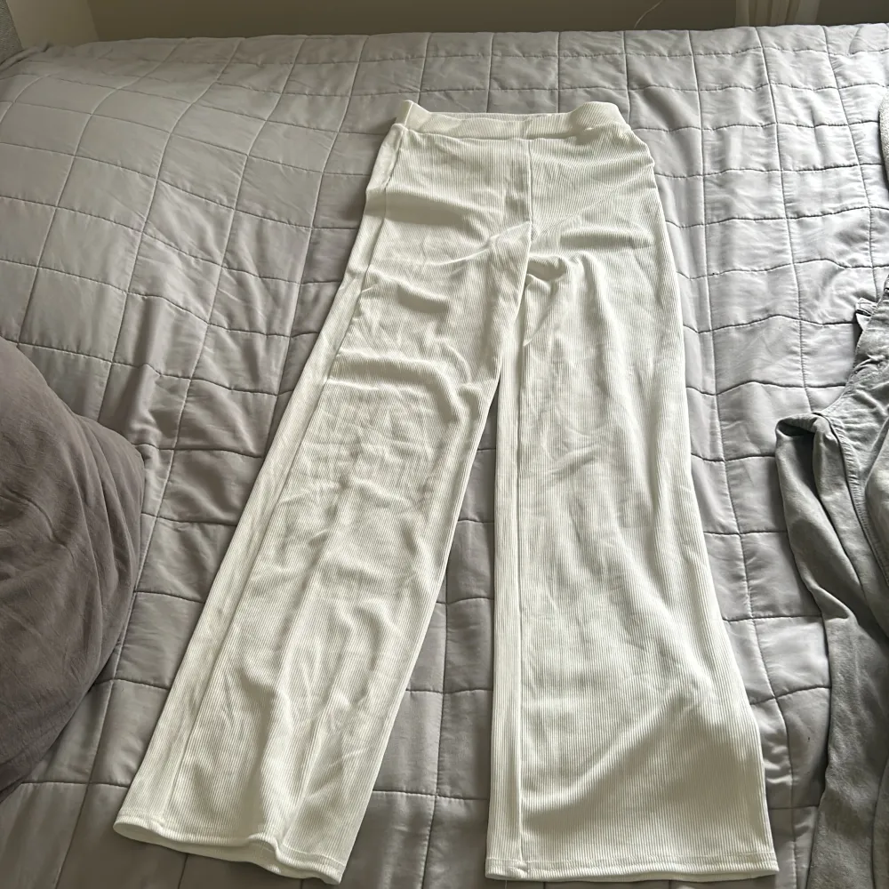 Ett par vita kostym byxor i thightsmaterial, sitter bra på och är hur bekväma som helst man tänker inte på att det är thights material. Dem ser ut som vanliga kostymbyxor. Byxorna e ribbade. Jeans & Byxor.