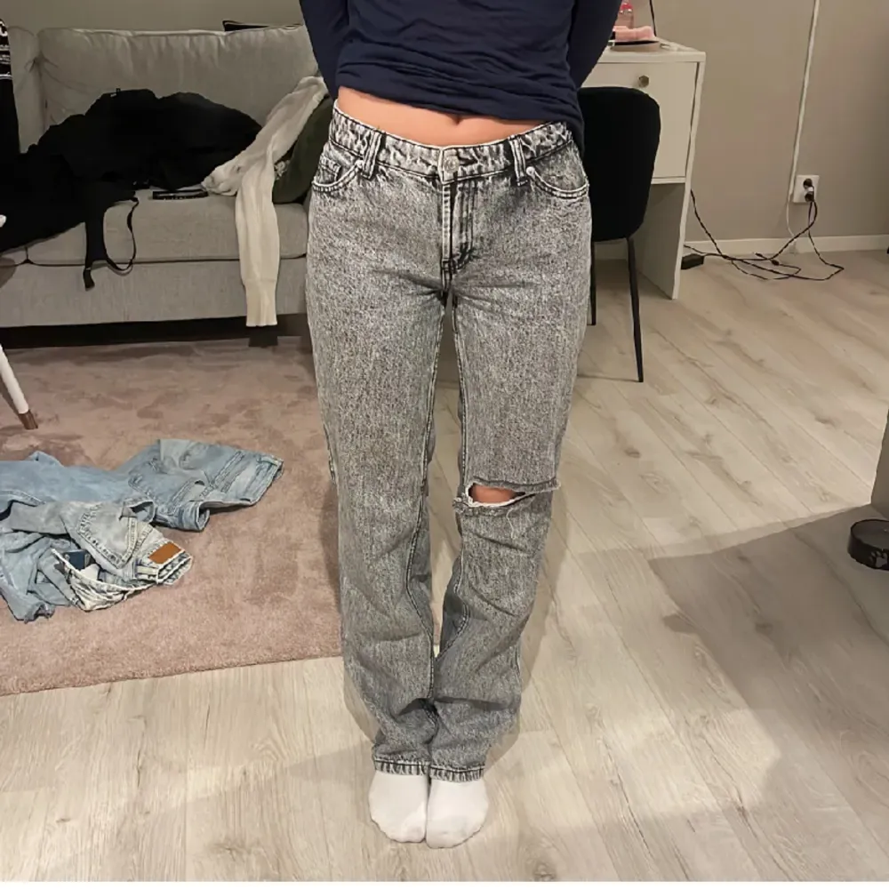 Säljer dessa fina jeans då dom inte passa längre  Ps dom två sista bilderna är lånade. Jeans & Byxor.