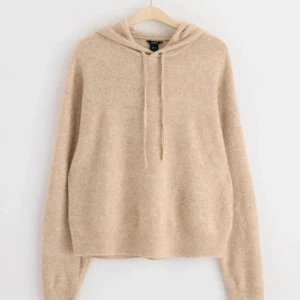 STICKAD HOODIE - super fin, andra bilden ser man hur färgen är lite bättre🥰slutsåld på hemsidan🥰storlek M men passar mig som har xs/s, den är väldigt stretchig🥰