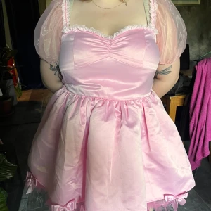 Sugar tHrillz rosa klänning - Superfin klänning med tyll och rosetter.  Den är utsydd så storleken är oklar men den passar Xl💗💗