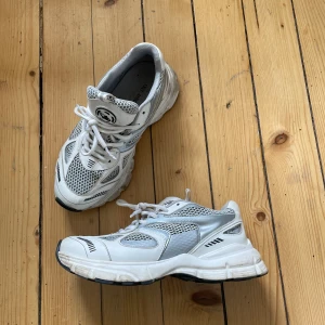 Axel Arigato skor - Säljer mina Axel Arigato skor då dem ej används, super snygga och jätte bekväma skor. Nypris 2400kr💘