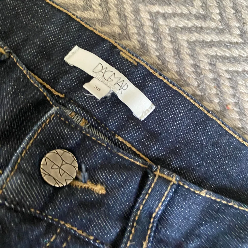 Jag säljer mina bootcut jeans från Dagmar då dom är för små för mig.billigt pris och bra skick!. Jeans & Byxor.