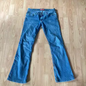 Säljer dessa lågmidjade jeans, storlek m/38 