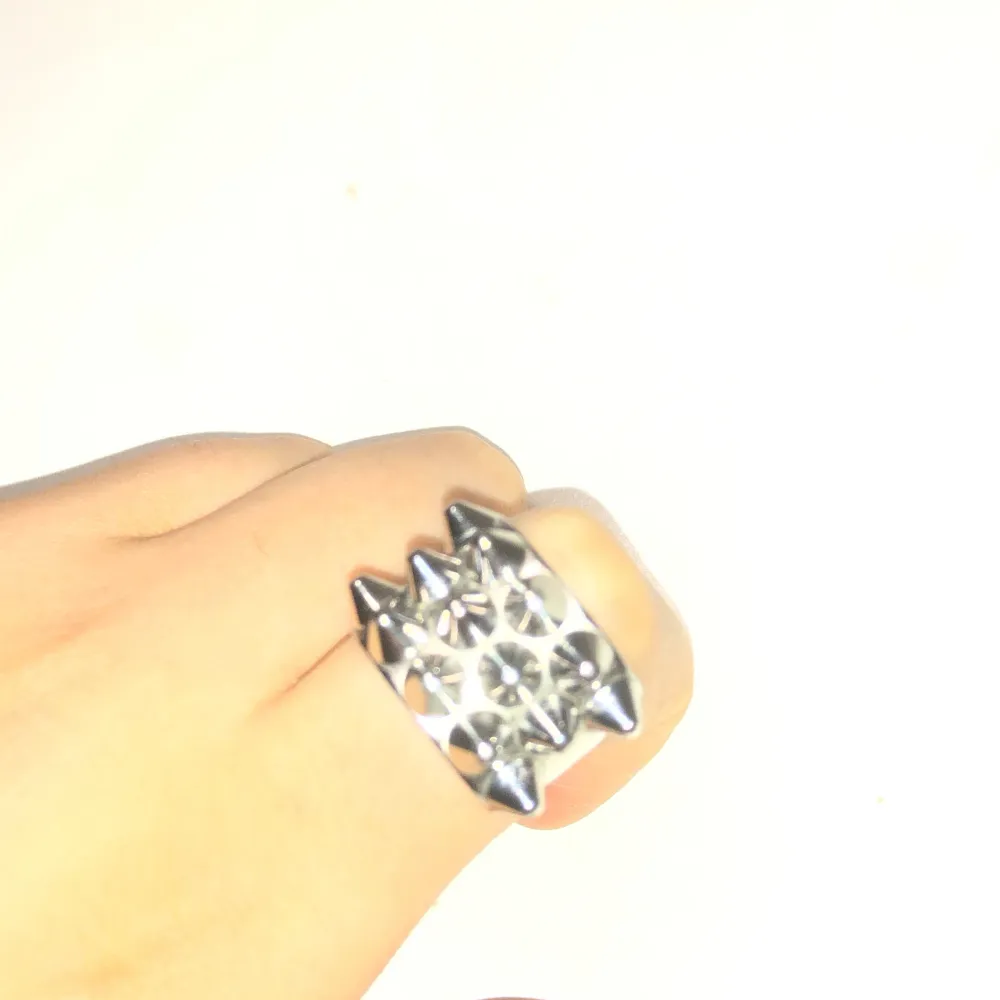 Jag säljer min ring som jag fick som en prisent av min vän men använder dock inte den eftersom jag har blivit en guld tjej den är som hellt ny och fick den i en ask med olika smycken. Accessoarer.