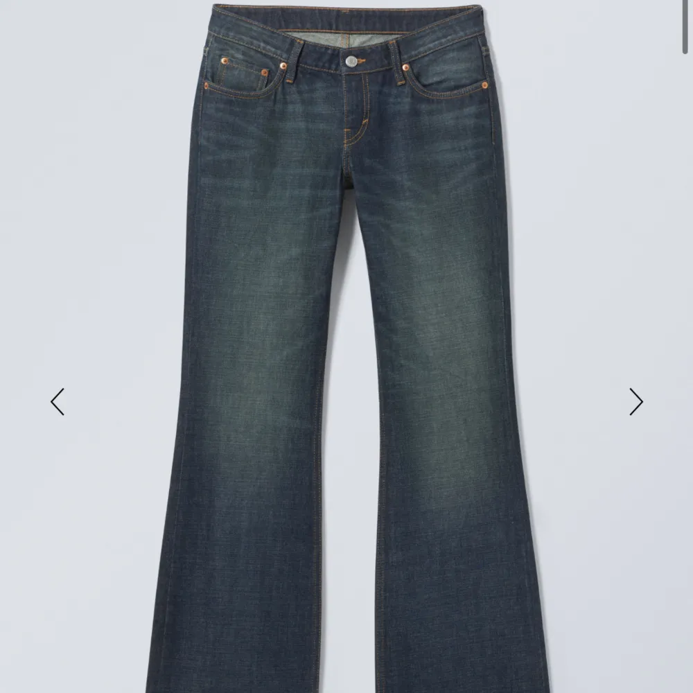 Fina lågmidjade jeans från weekday endast använda ett fåtal gånger. Nypris 590 kr.💕. Jeans & Byxor.
